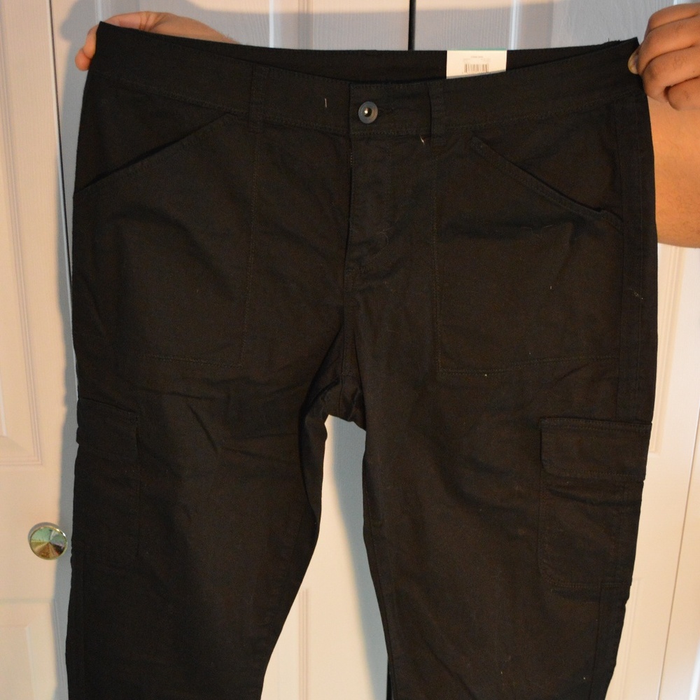 NWT Women's Black Cargo Style Capri Pants